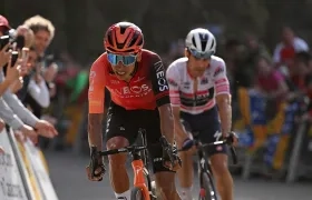 Egan Bernal y de fondo Mikel Landa.