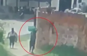 Giovanny Díaz cargando la lona verde.