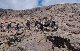 Los arhuacos convirtieron una hamaca en una camilla improvisada para trasladar al parapentista herido.