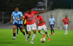 Nicolás Villa, del Barranquilla FC, inicia un avance hacia el pórtico del Real Santander. 