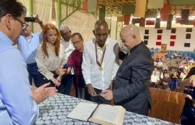 Antonio Cervantes ‘Kid Pambelé’ con su título de Profesor Honorífico Deportivo