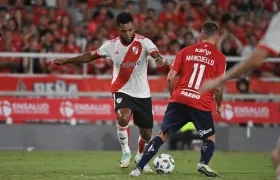 Miguel Borja se apresta a rematar para marcar el gol ante Independiente. 