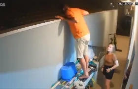 Momento en que fue impactado a bala el hombre. 