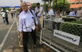 Peter Wagner, jefe del Servicio de Instrumentos de Política Exterior recorre el Puente Simón Bolívar.