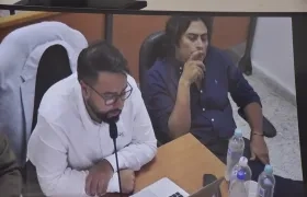 Nicolás Petro (azul) durante su última audiencia.