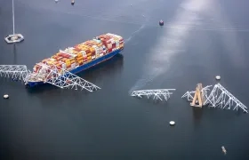 Vista desde un dron del puente de Baltimore colapsado y el carguero