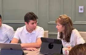 El diputado Camilo Torres dialoga con su colega Lourdes López