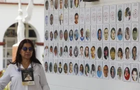 Luz Elena Galeano camina con una fotografía de su esposo, Luis Javier Laverde, víctima de desaparición forzada en el año 2008