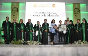 El rector José Consuegra Bolívar con los participantes en la cátedra.  