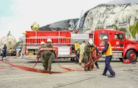 El Cuerpo de Bomberos minutos después de controlar las llamas en Contecar