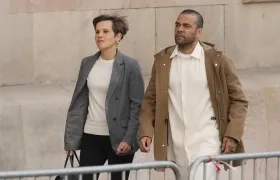 Dani Alves a su llegada a la Audiencia de Barcelona en compañía de su abogada Inés Guardiola. 