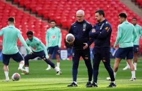 Dorival Junior con su asistente Lucas Silvestre durante un entrenamiento de Brasil en Londres.