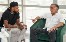 El  gobernador Eduardo Verano con el atleta Anthony Zambrano. 