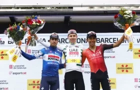 Egan Bernal en el podio de la Vuelta a Cataluña junto a Mikel Landa y Tadej Pogacar. 