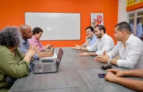 El gobernador de Córdoba, Erasmo Zuleta, con el canciller (e) Luis Gilberto Murillo, hoy jueves en Montería