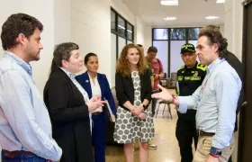 El alcalde de Medellín, Federico Gutiérrez, y vocero de la Embajada de Estados Unidos, James Dewey, entre otros