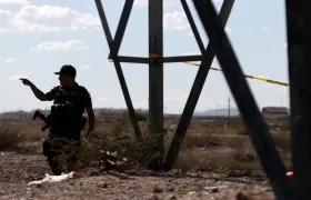 Un policía monta guardia en la fosa común hallada en zona rural de Ciudad Juárez