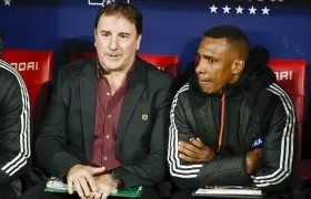 Néstor Lorenzo junto a su asistente técnico Luis Amaranto Perea. 