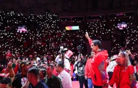 Nicolás Maduro saluda a sus seguidores en Poliedro de Caracas. 