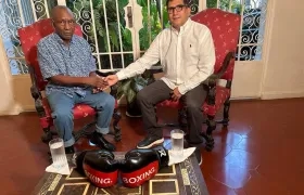 Pambelé acompañado del embajador de Colombia en Venezuela, Milton Rengifo.