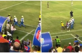 El hincha herido es evacuado de la cancha