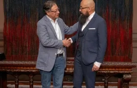 El Presidente Petro saluda al nuevo director de la UNGRD, Carlos Carrillo