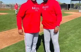 Albert Pujols en los campos de entrenamiento de los Angelinos con su compatriota Vladimir Guerrero. 