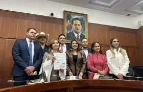 Los ocho miembros de la Comisión VII tras votar negativo la Reforma a la Salud