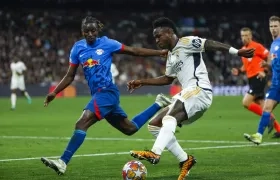 El brasileño Viniicius Junior encara a Amadou Haidara. 