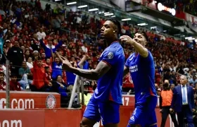 Willer Ditta celebra su gol contra Toluca. Es su segundo en el torneo con Cruz Azul.