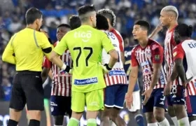 La protesta colectiva de los jugadores del Junior al árbitro Jorge Duarte.