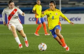 La colombiana Natalia Hernández avanza ante la marca de la peruana Valerie Gherson. 