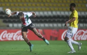 Junior Marabel, de Millonarios, cabecea hacia el arco de Millonarios, ante la mirada de Danovis Banguero.