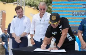 Alcalde Char firmando inicio de las obras.