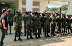 Concejal Andrés Escobar dando instrucciones a personal militar. 