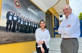 La rectora Luz Danis Reyes, y el director de proyectos, Alejandro Orjuela, a la entrada del Boston International School