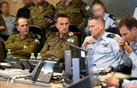 El jefe del Estado Mayor del Ejército de Israel, Herzi Halevi (2i), y el mayor general de las Fuerzas Aéreas de Israel, Tomer Bar