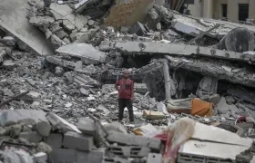 Palestino entre los escombros de su casa destruida en el sur de la Franja de Gaza.