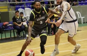 Jonatan Machado, de Titanes, intenta impedir el avance de Josimar Ayarza.