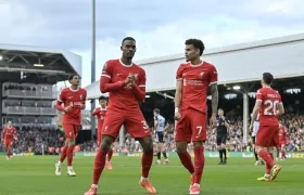 Ryan Gravenberch y Luis Díaz celebrando el segundo gol de Liverpool.