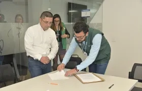 Luis Carlos Leal (chaleco verde) en la intervención a EPS Sanitas.