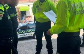 Momento en que los policías señalados eran capturados por la Sijin. 