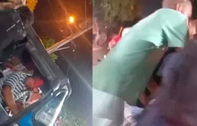 Momento en que una de las mujeres era llevada en un motocarro a la clínica. 