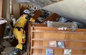 Los rescatistas trabajan para ayudar a los atrapados.