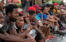 Migrantes de varias nacionalidades aguardan en Monterrey, México