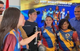 El alcalde Alex Char con las integrantes de la Selección Colombia Femenina de Fútbol para Amputados.  