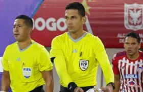 Jorge Duarte, árbitro del partido Millonarios-Junior, el miércoles en Bogotá.