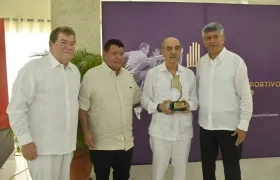 Helmut Bellingrodt y Efraín Peñate, premiados en 2023, acompañados de Guillermo Cepeda y Estewil Quesada. 