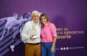 Julio Comesaña junto a su hija Vanina, tras recibir la distinción. 