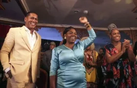 Francia Márquez en compañía de su esposo Yerney Pinillo y de Aurora Vergara, ministra de Educación.